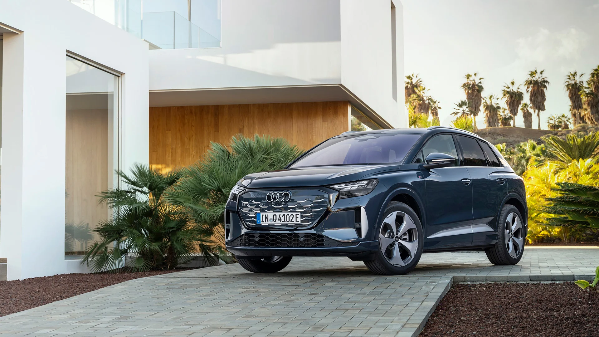 Uusi Audi Q4 parkissa pihalla.