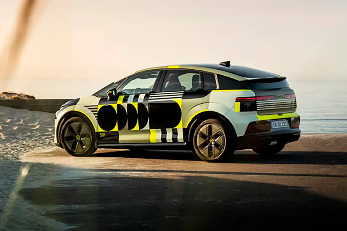 Naamioitu Audi A2 e-tron pysäköitynä.