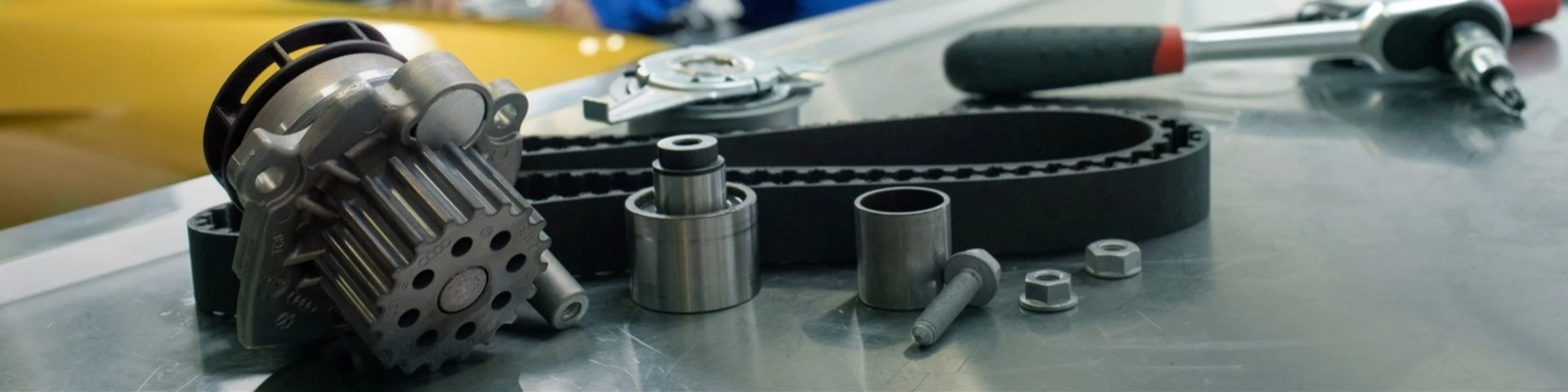 Auton varaosat pöydällä