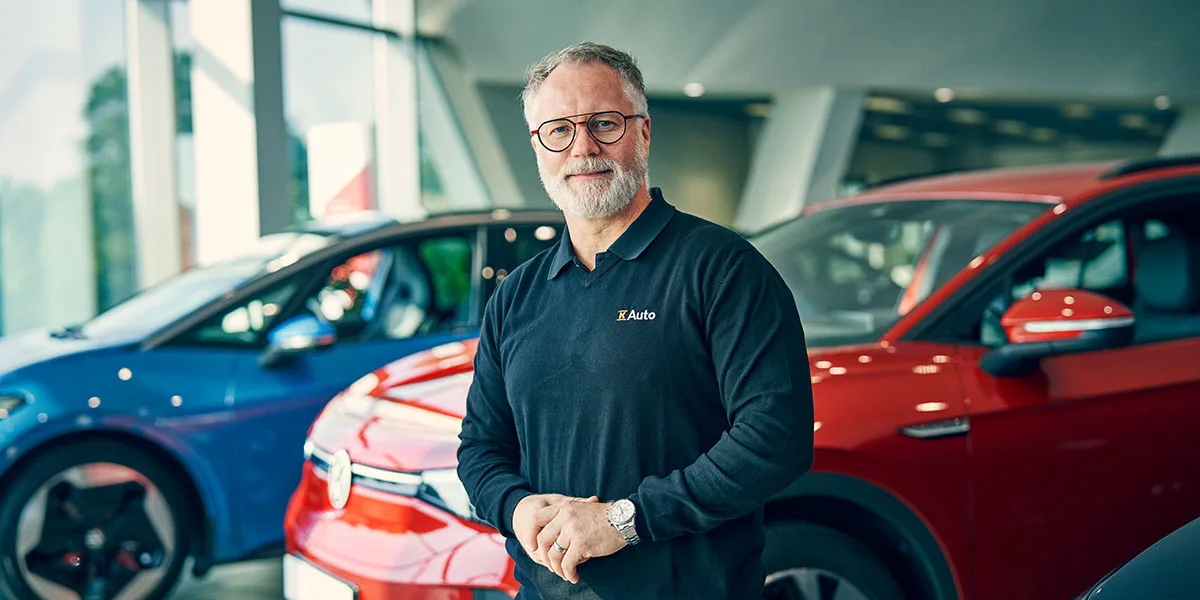 Yritysleasing - automyyjä esittelee autovalikoimaa