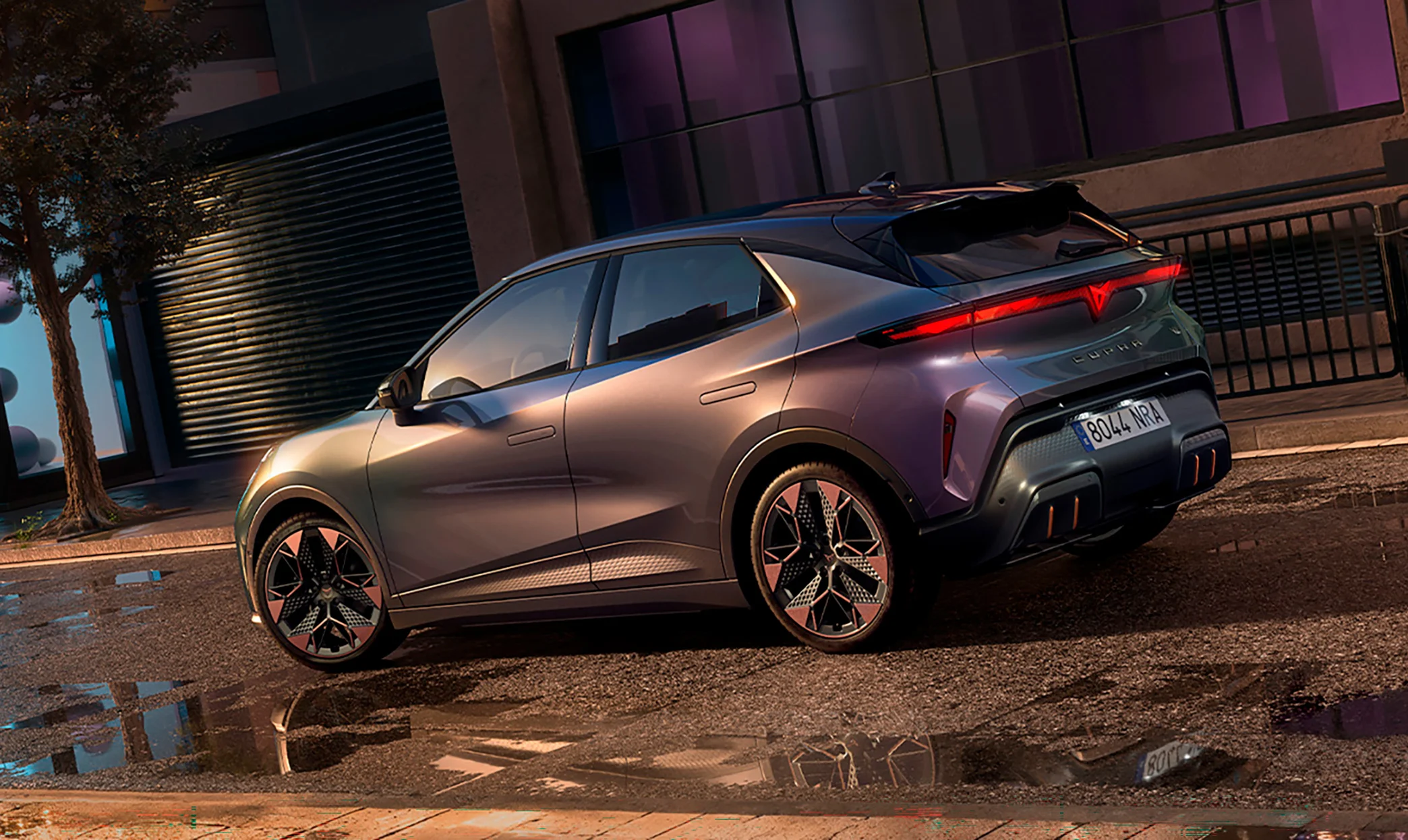 Rakenna omasi – CUPRA Raval takaa sivusta