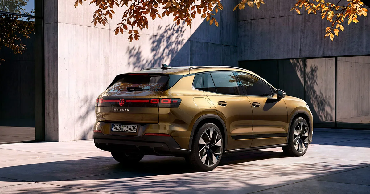 ID. Tiguan modernin talon edessä.