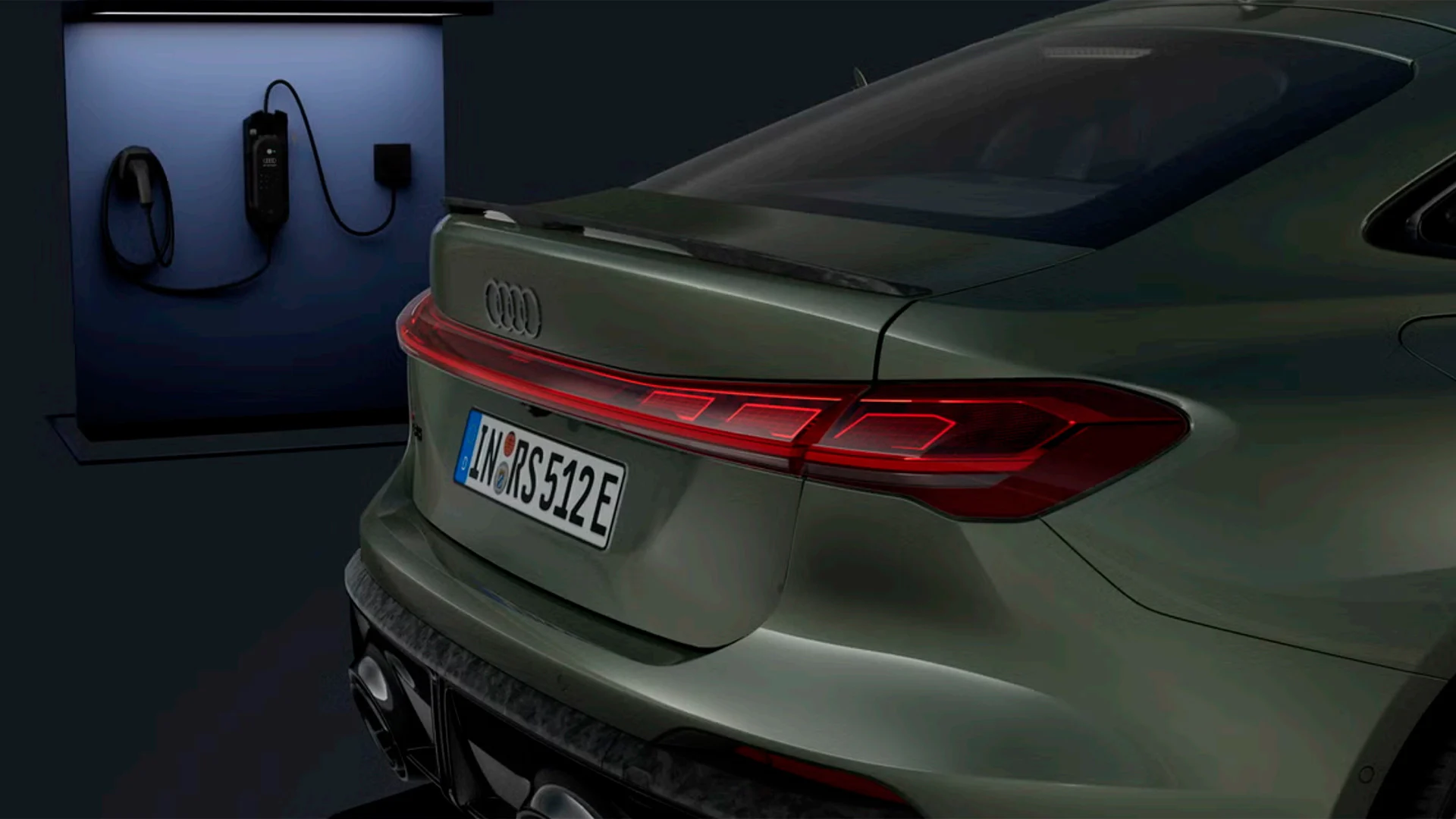 Audi RS 5 takaa latauspisteellä.