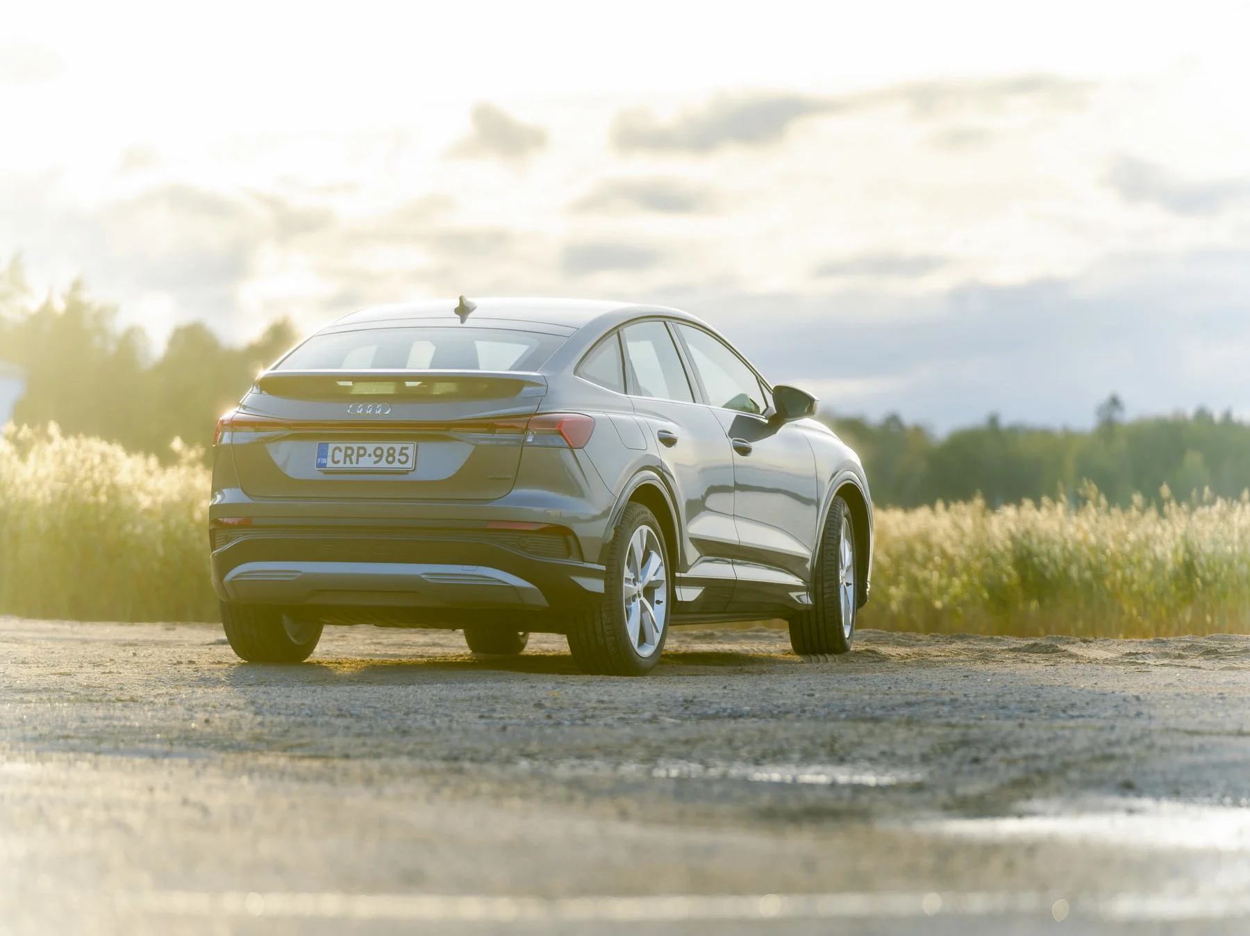 Kevään korkotarjoukset – auto keväisen pellon edessä.