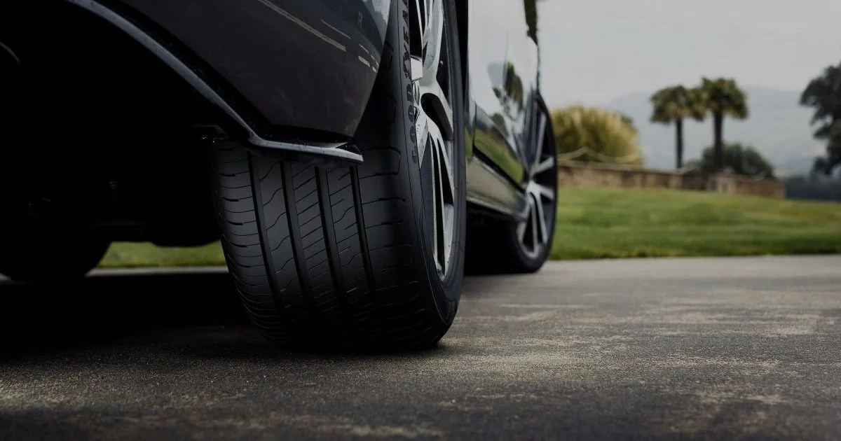 Goodyear Efficientgrip Performance 2 -kesärenkaat asfaltilla autoon asennettuna.
