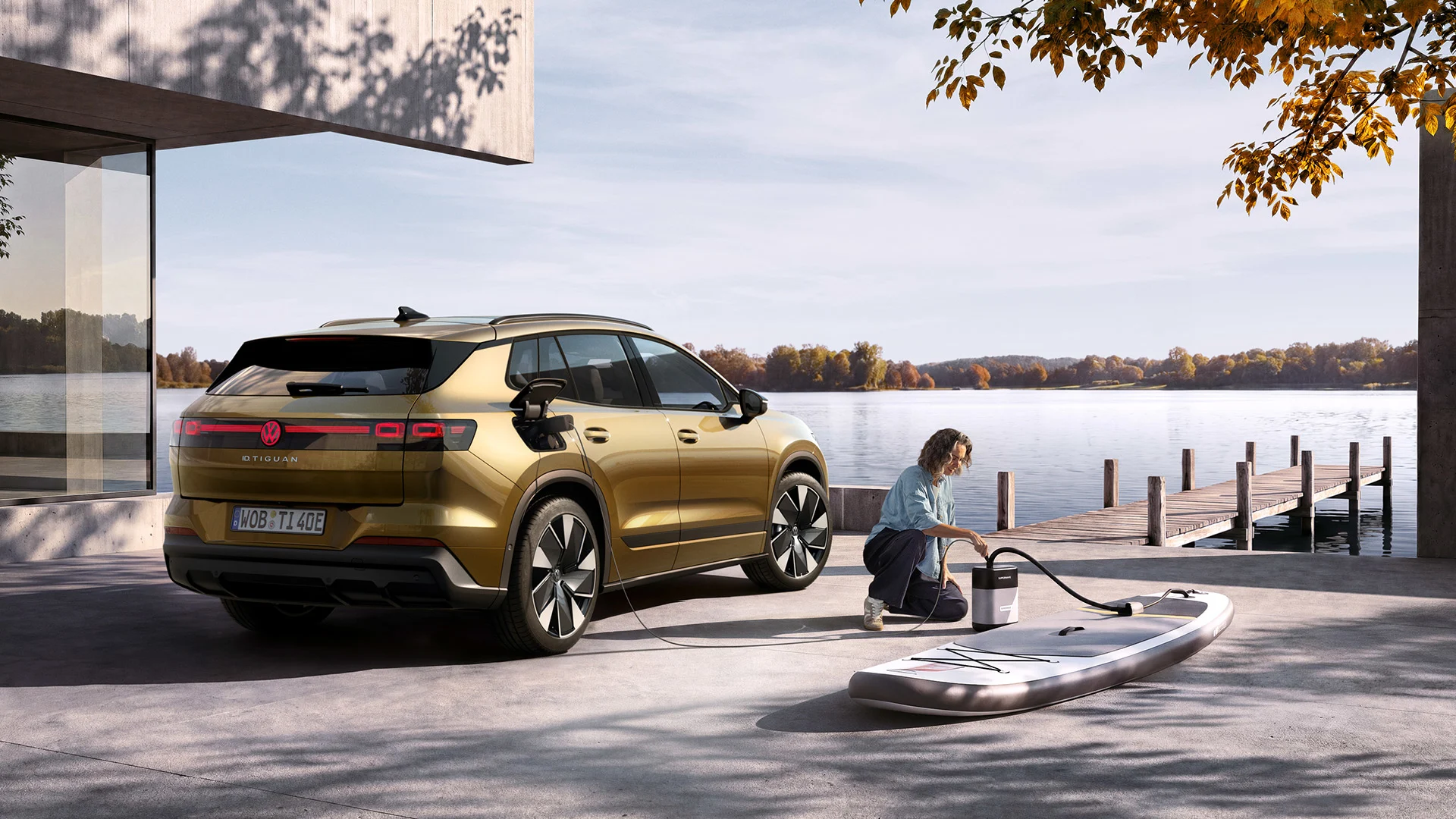 IDT0260 id-tiguan parked-at-lake-near-woman-uses-compressor-for-board