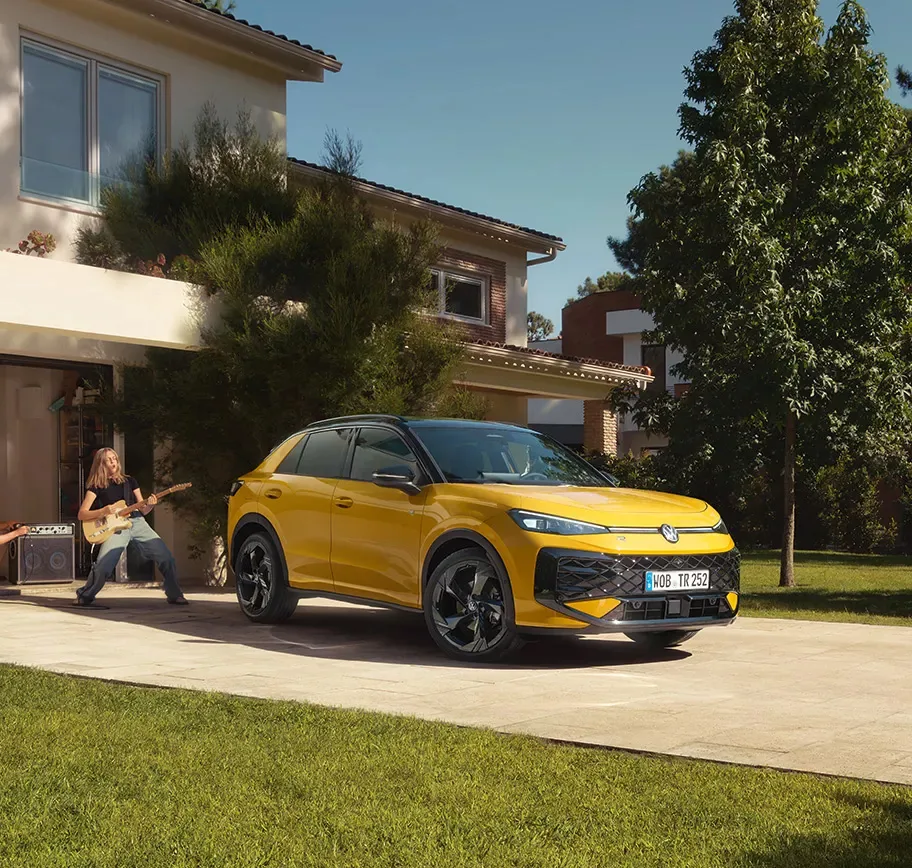 TC1387 T-Roc parking in front of garage portrait while woman playing guitar portrait matala