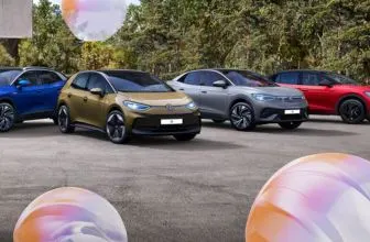 Volkswagenin uusia autoja rivissä parkkipaikalla Plussa-pallojen keskellä