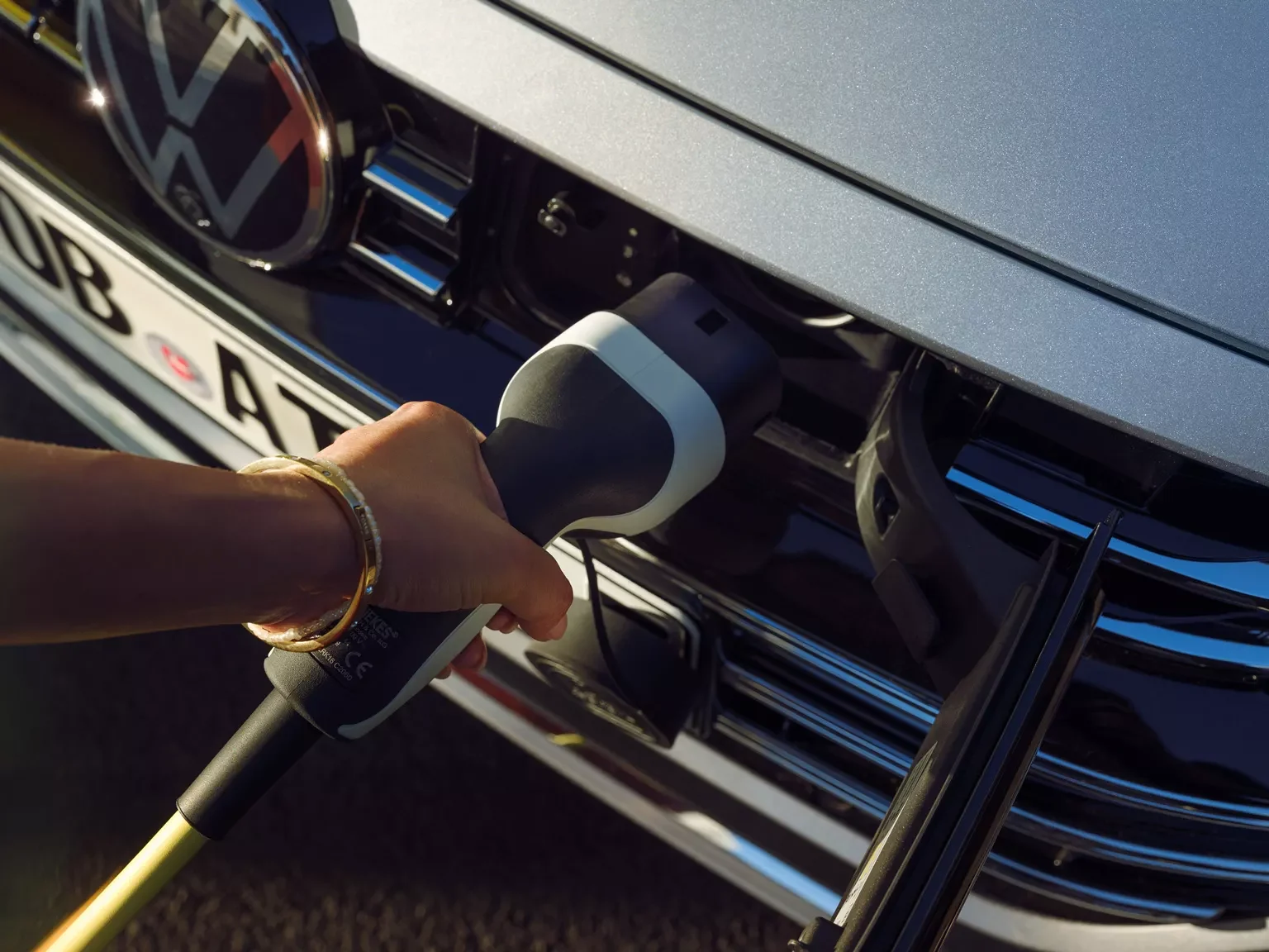 at0502-arteon-ehybrid-front-echarge