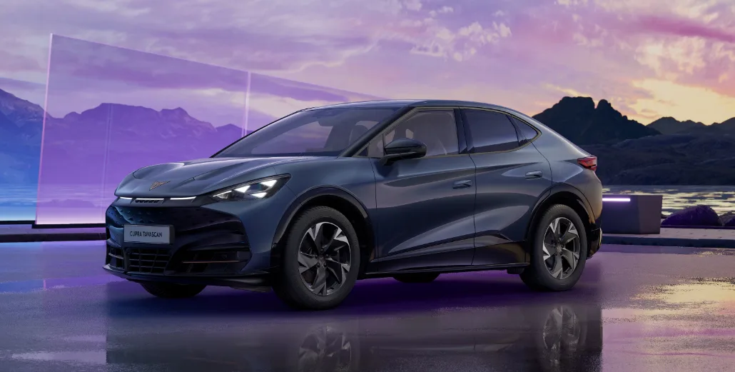 Tummansininen CUPRA Tavascan auringonlaskussa.