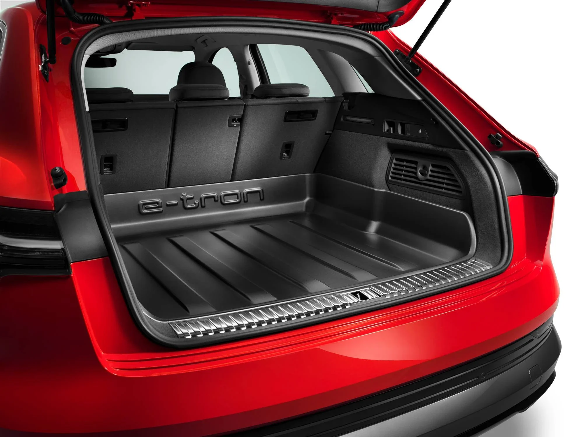 audi-e-tron-kaukalomatto-tavaratilan-suojaksi