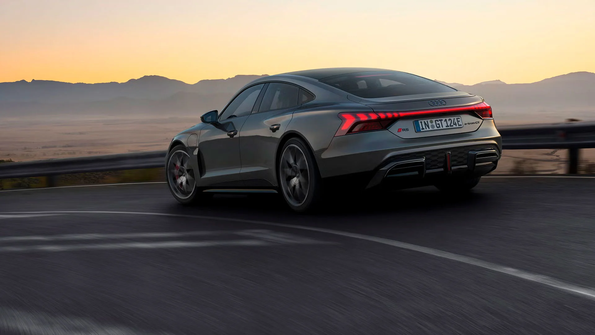 Audi RS e-tron GT maantieajossa