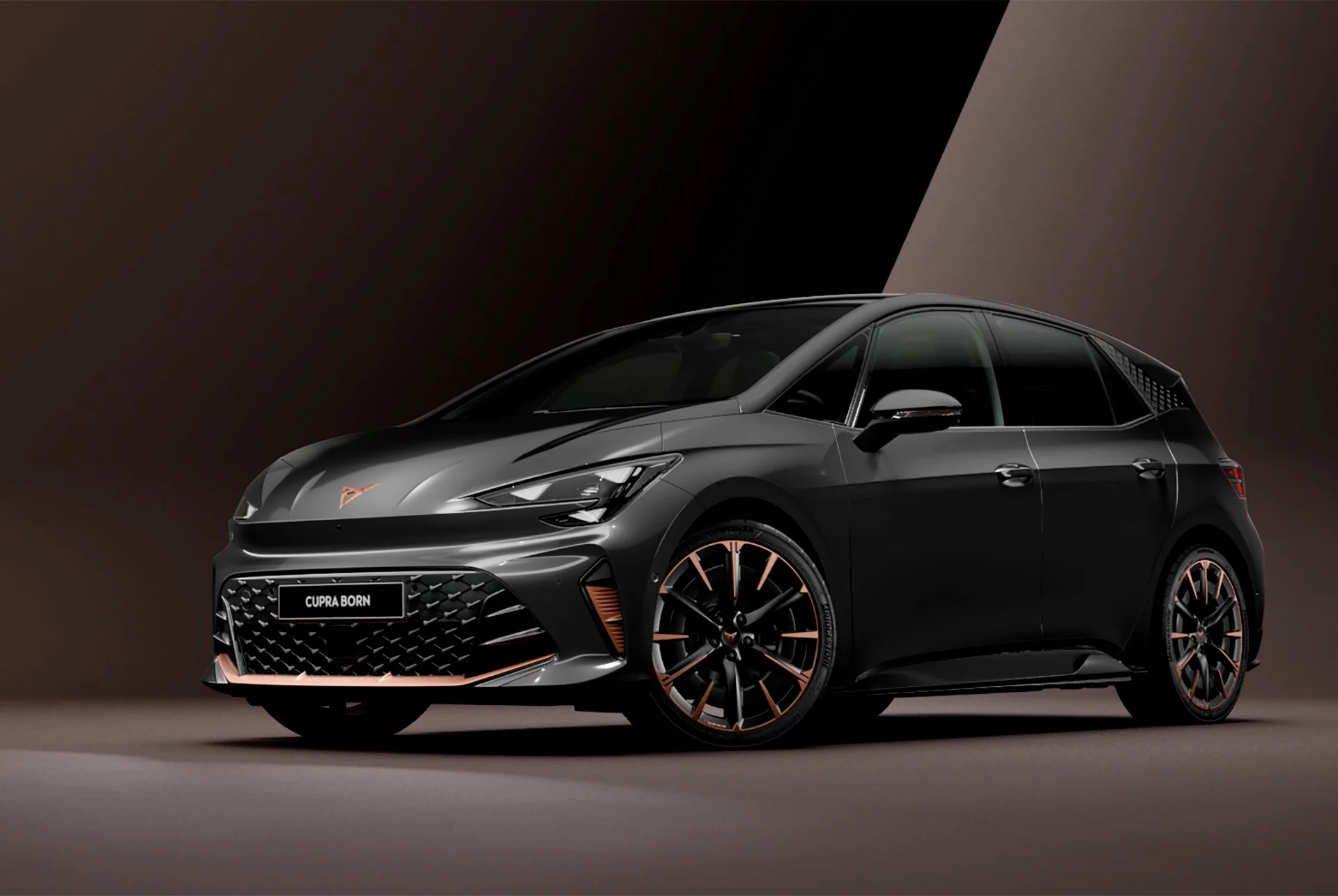 CUPRA Born -sähköauto studiomaisessa valaistuksessa.