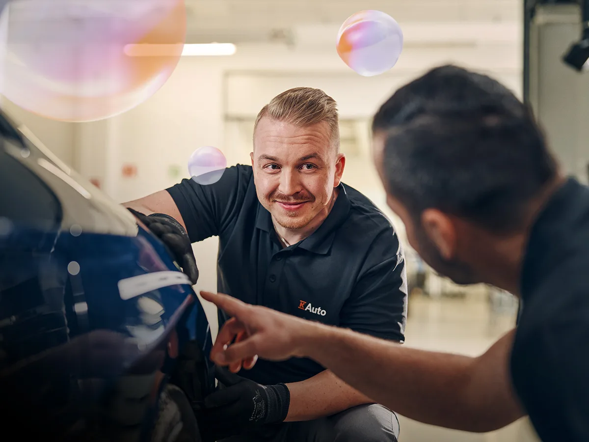 Merkkihuollot - K-Auton huoltotyöntekijät tutkivat auton keulaa