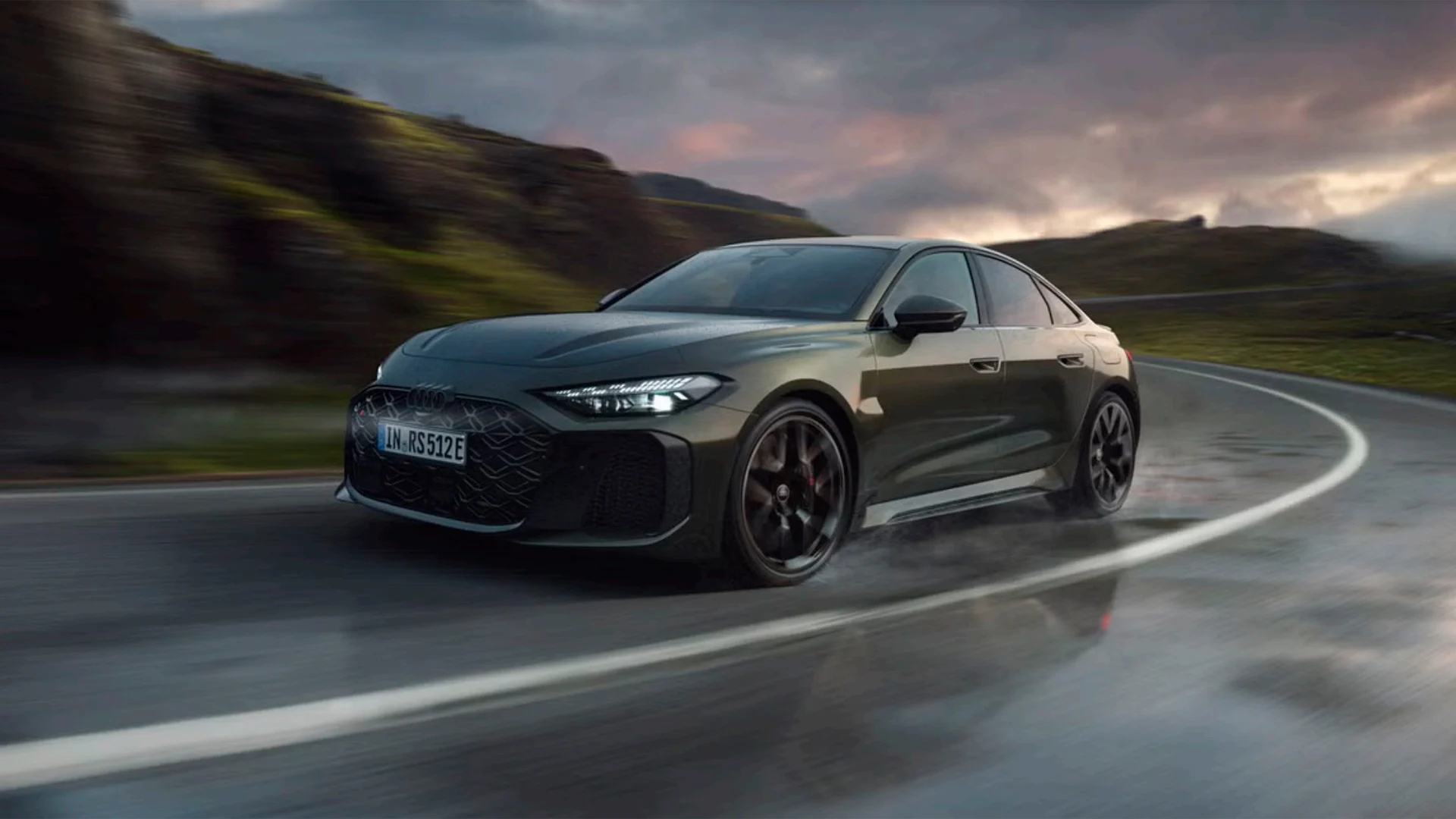 Audi RS 5 ajossa maantiellä.