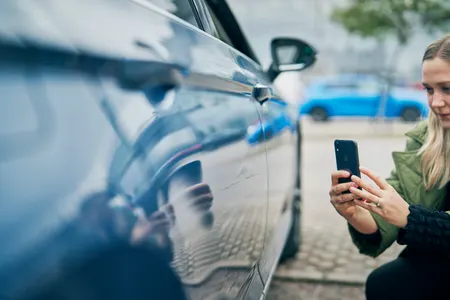 Lommo auton kyljessä