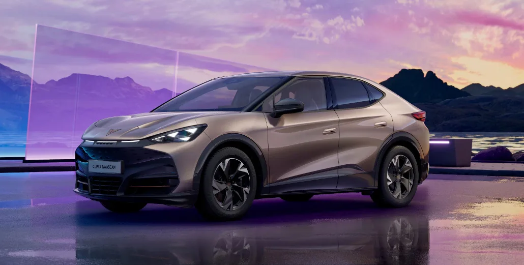 Harmaa CUPRA Tavascan auringonlaskussa.