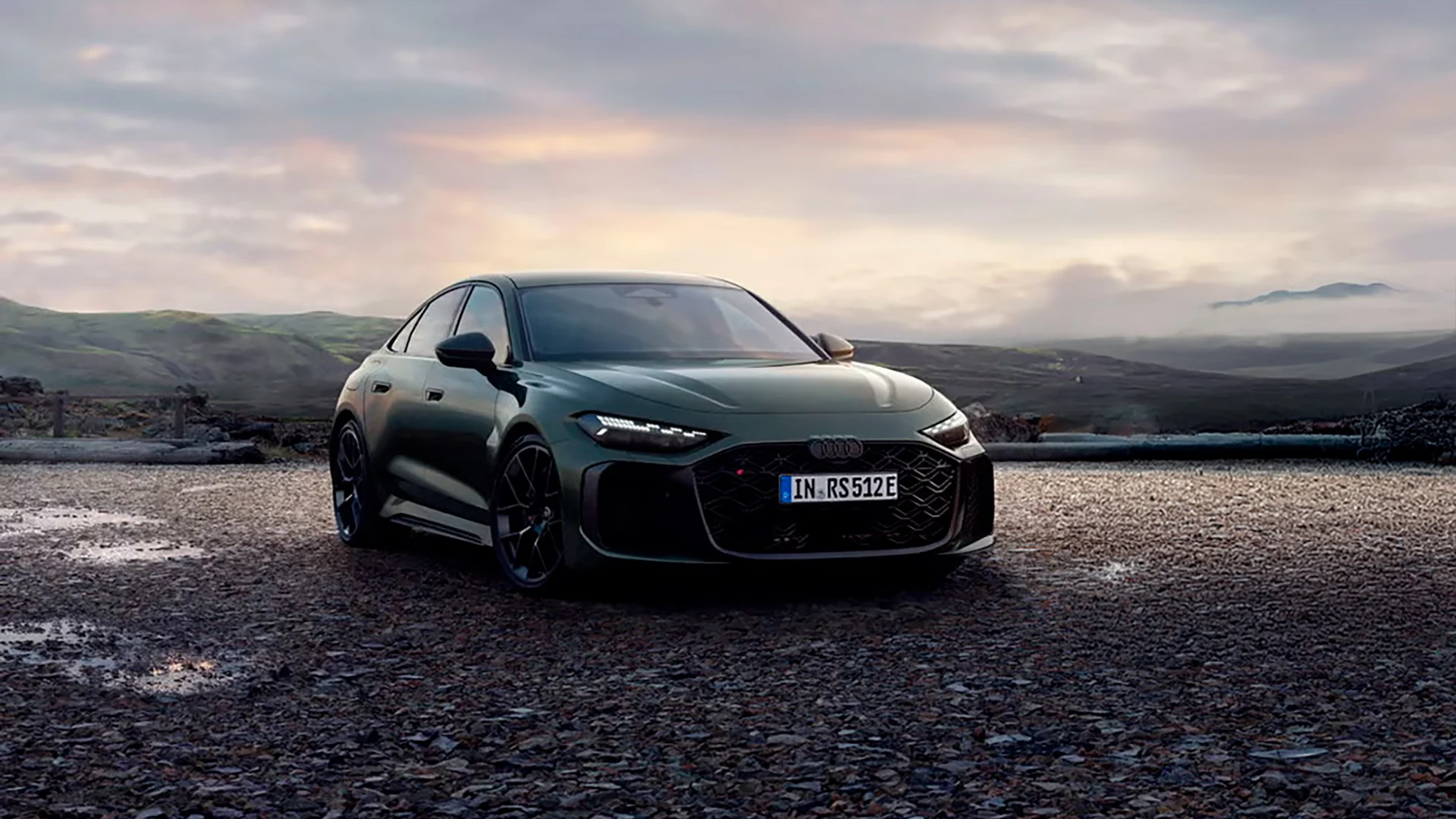 Audi RS 5 auringonlaskussa.