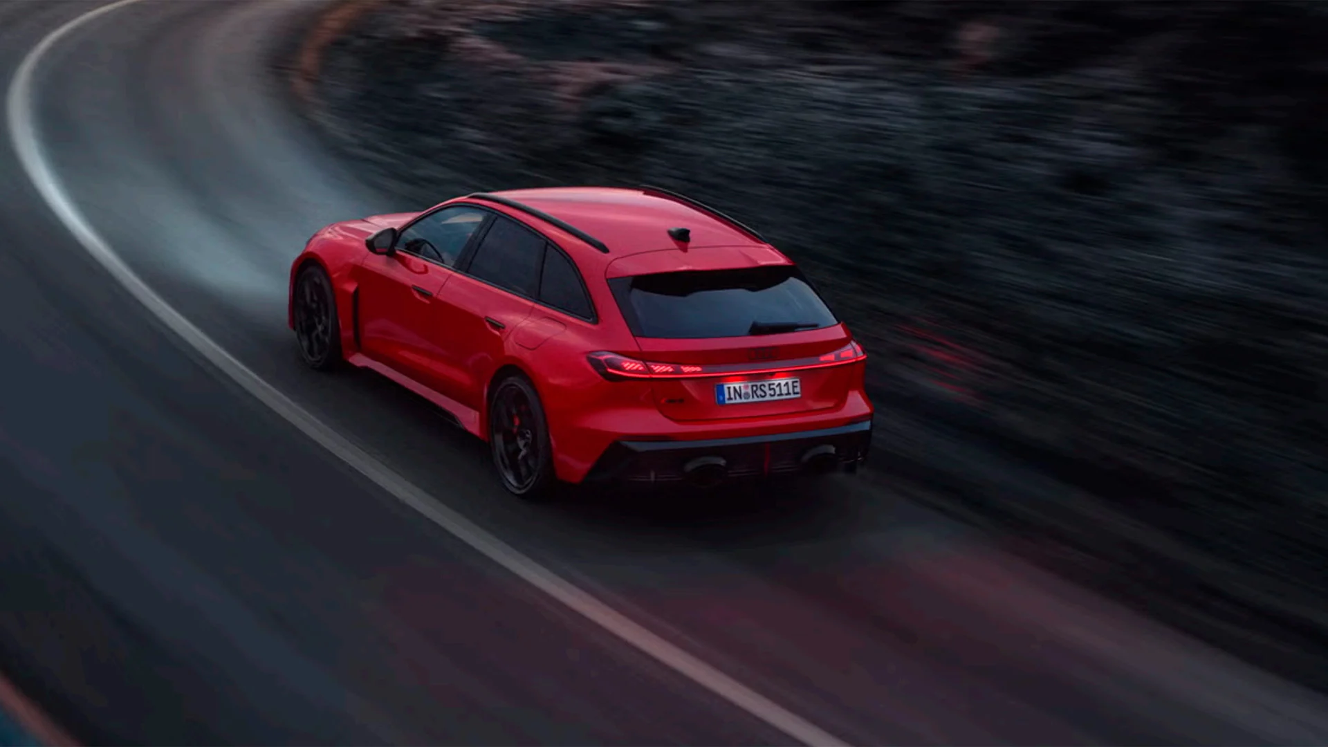 Audi RS 5 Avant ajossa maantiellä.