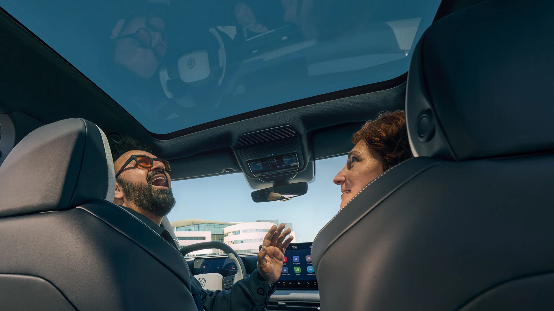 IDX0107 id-cross woman-and-man-loooking-through-panoramic-roof-in-cockpit