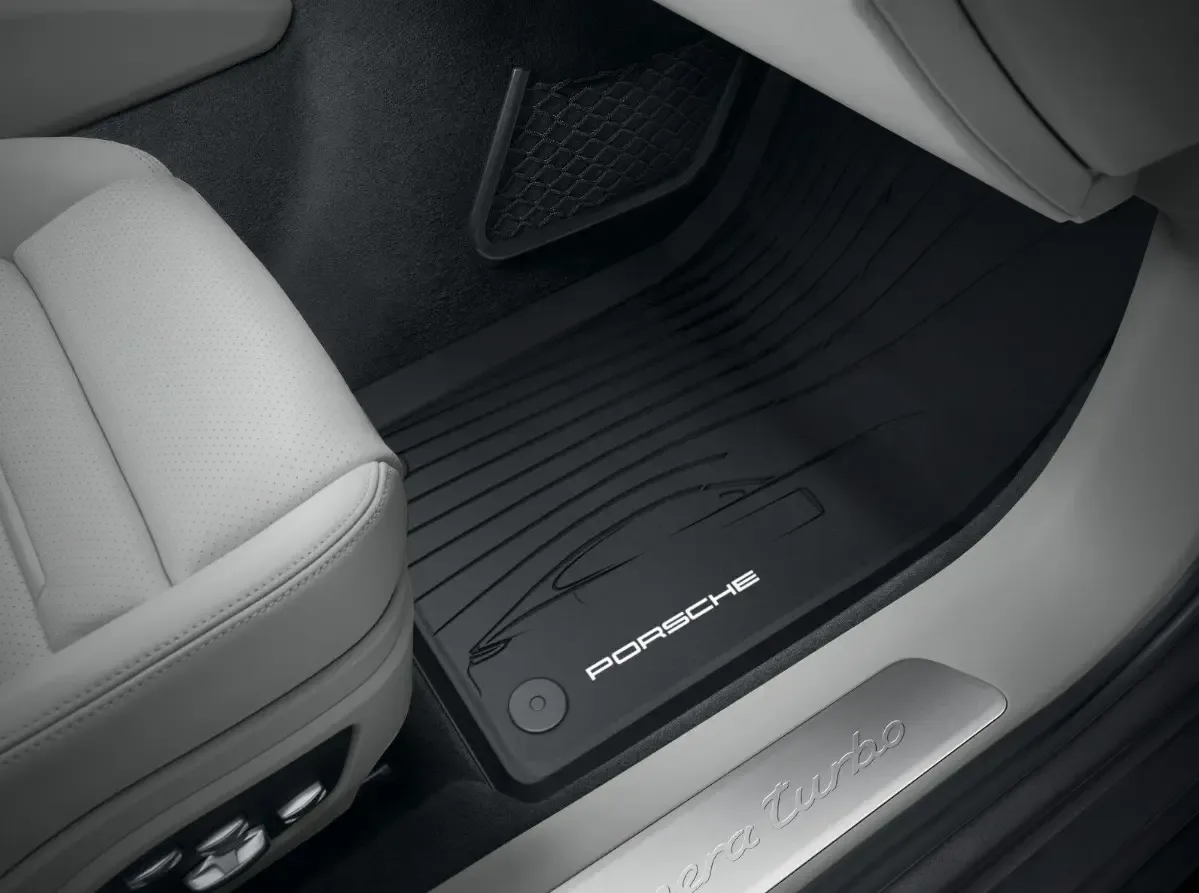 porsche-panamera-mustat-kumimatot-autoon