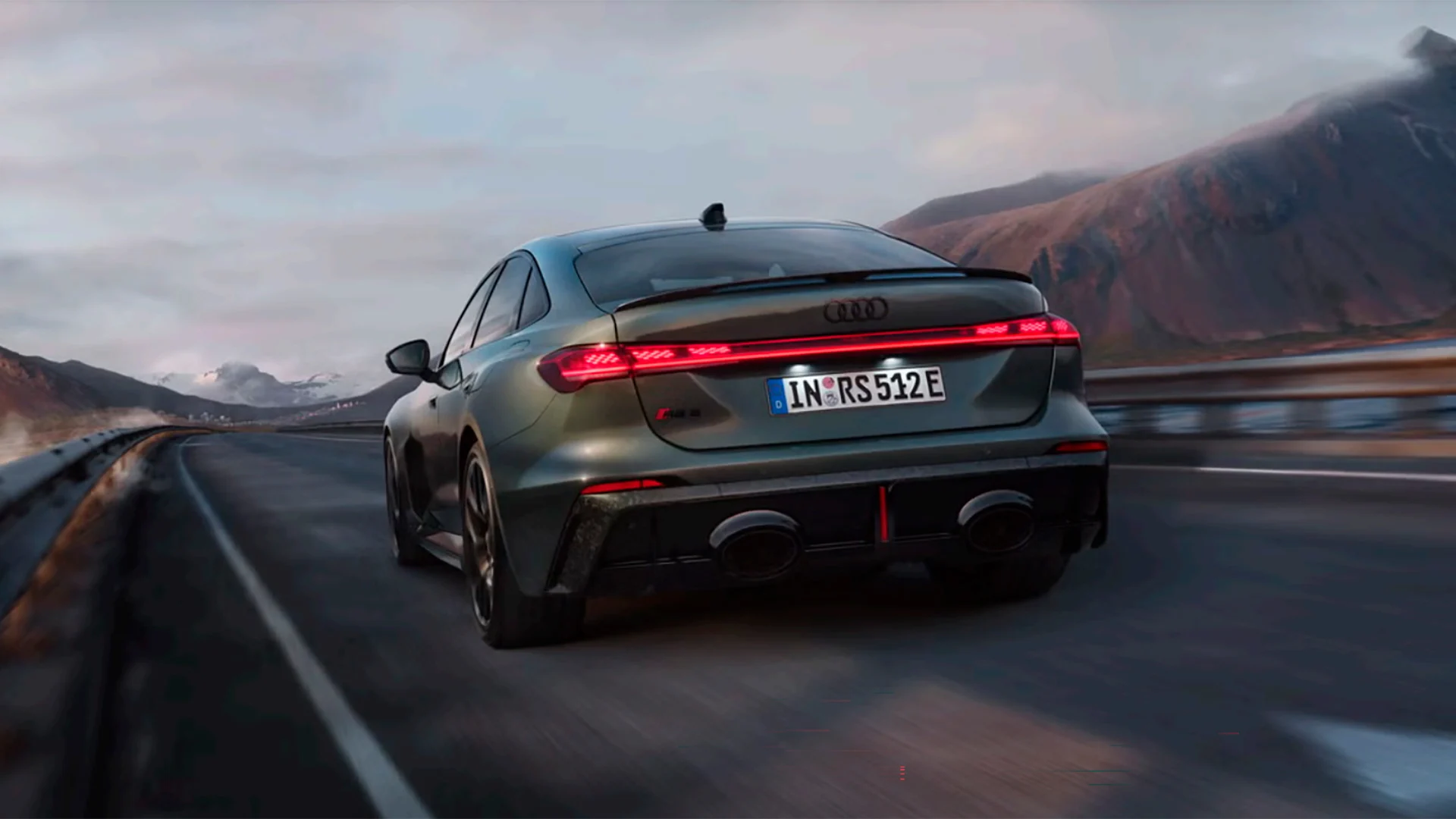 Audi RS 5 maanteillä ajossa takaa.