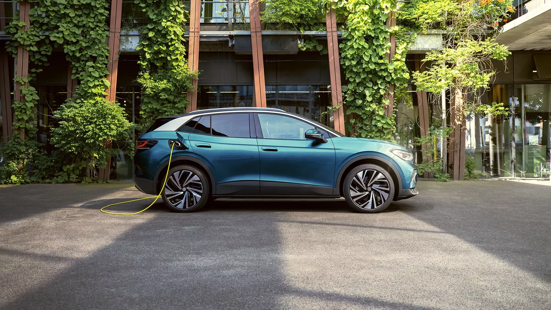 Sininen Volkswagen ID.4 lataamassa