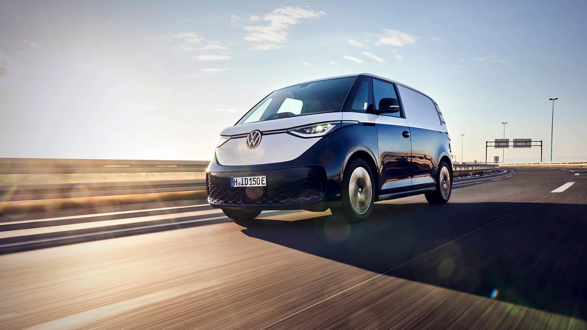 Volkswagen ID. Buzz Cargo maantieajossa.