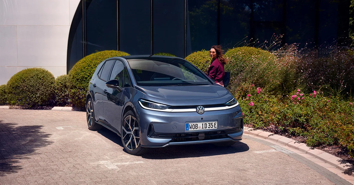 ID.3 Neo – nainen menossa autoon.