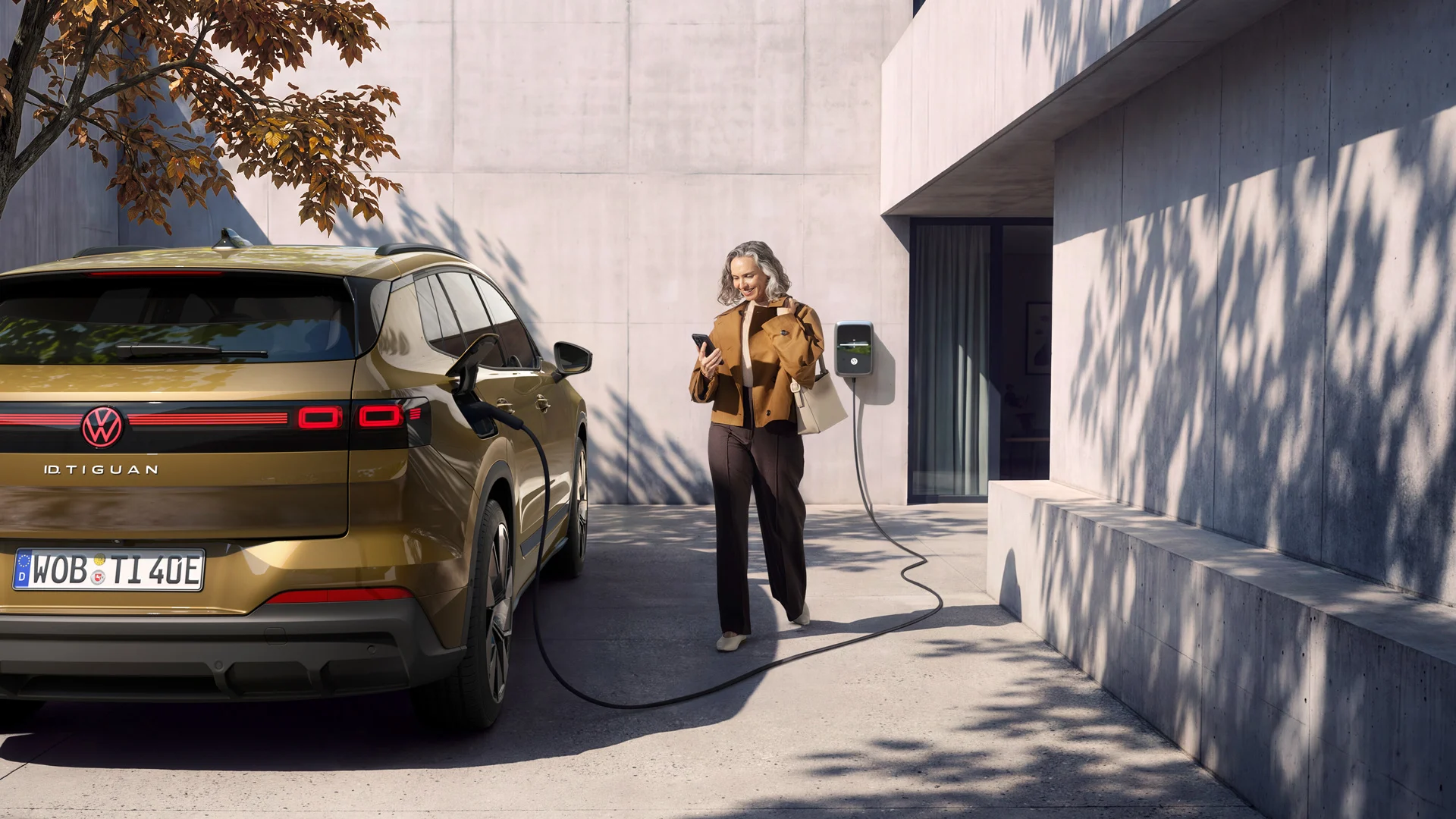IDT0264 id-tiguan wallbox-charging-person-modern-house 16-9