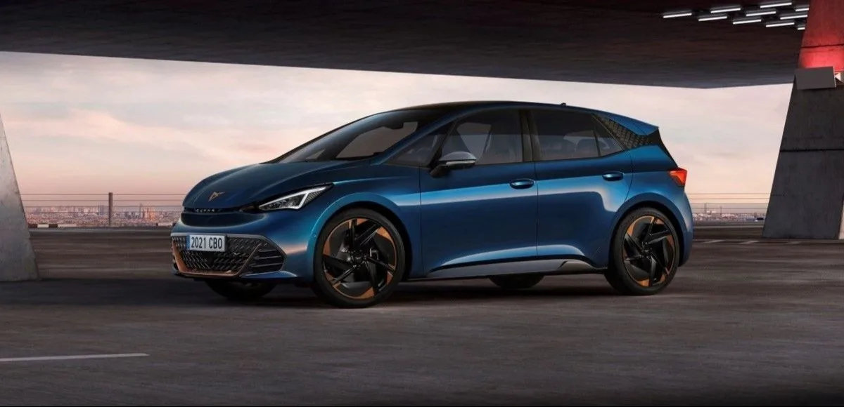 Tumman sininen Cupra Born parkkihallissa viistosti parkissa