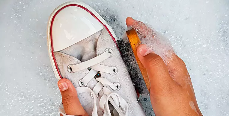 aprende-como-limpiar-las-zapatillas-blancas-interna02