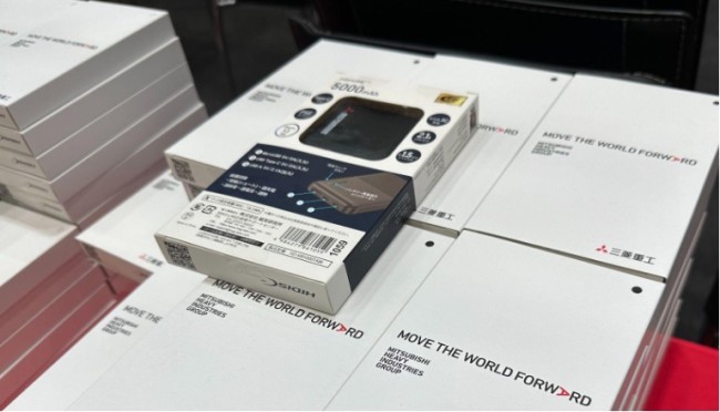 三菱重工が今年、配布したモバイルバッテリー＝1日、東京都江東区