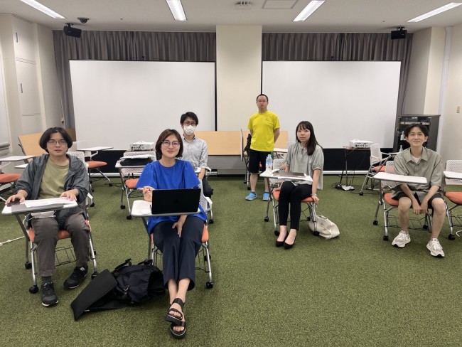 大学院で授業を受ける岩本乃蒼さん（手前左から2番目）