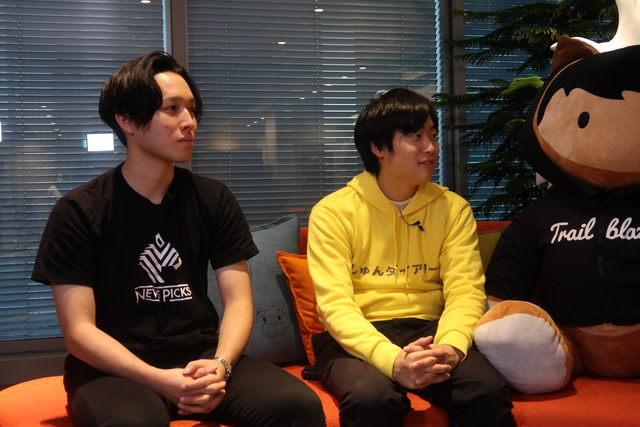 セールスフォースのオフィスを訪れたNewsPicksの鈴木記者（写真左）としゅんダイアリーの福田さん（同右）