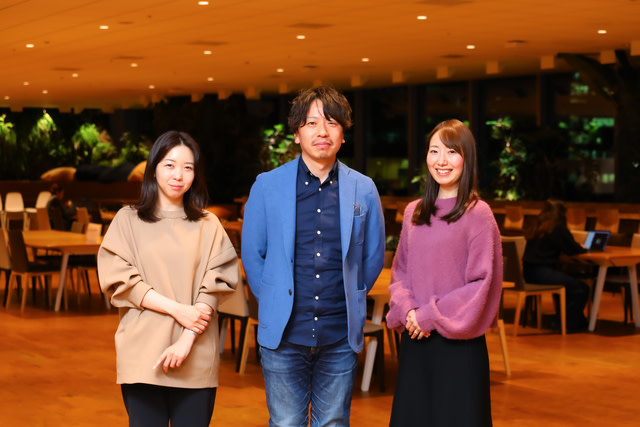 写真左から：DMM.comの藤田 リアナさん（DMM TV担当）、坂田直樹さん、篠田里奈さん（ともにDMMオンラインクリニック担当）