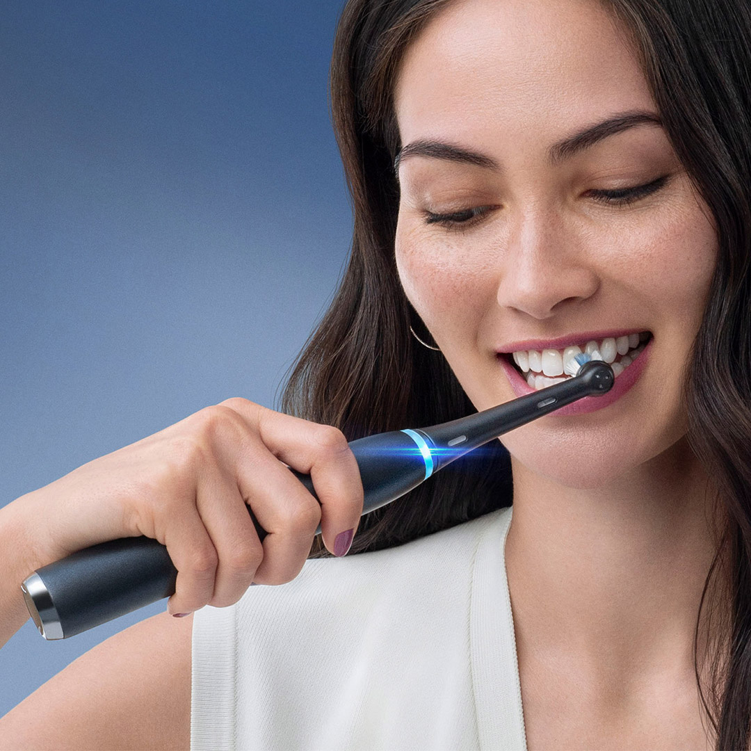 Cepillo de dientes eléctrico 2 modos de limpieza, incluye aclarado, temporizador, 2 cabezales, color blanco y gris Oral-B Pulsonic Slim Clean 2900 
