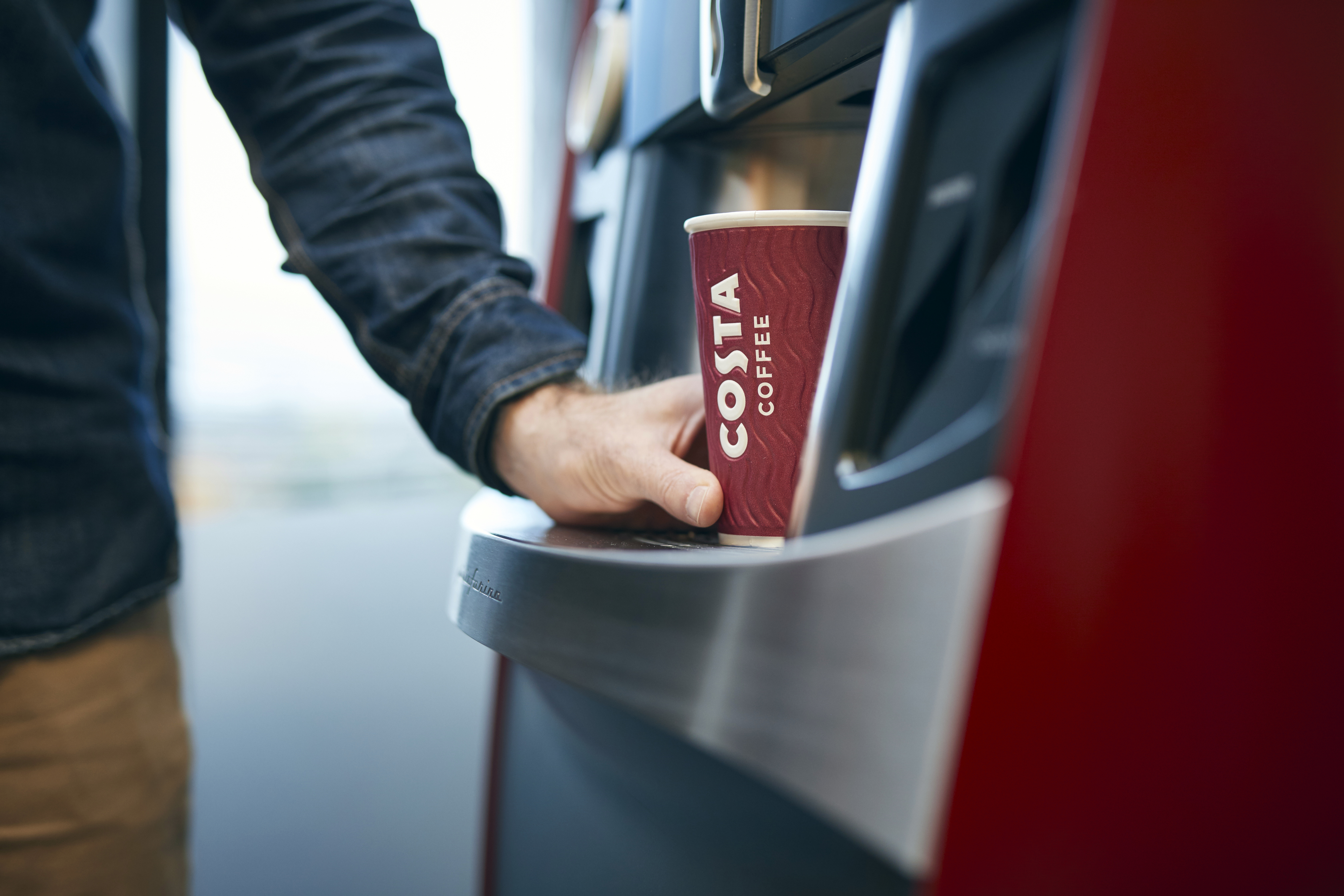 Costa Coffee Gast holt sich Kaffee am Smart Café