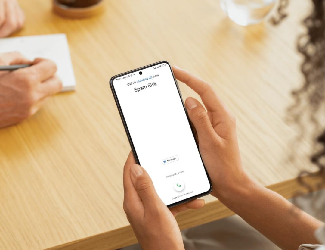 Android device displaying an incoming call labeled 'Spam Risk