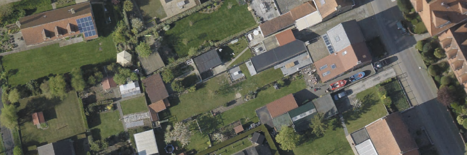 A typical Flemish neighborhood viewed from above. While detailed inventory of the bigger buildings and roads exist, that is typically not the case for smaller sources of soil cover which are omnipresent in the Flemish landscape.