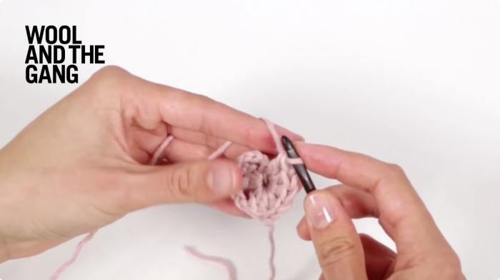 How to crochet: A basic Granny Square - Step 6