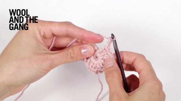 How to crochet: A basic Granny Square - Step 7