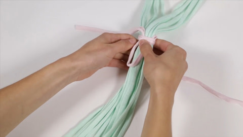How To Tie A Wrap Knot In Macramé - Step 2