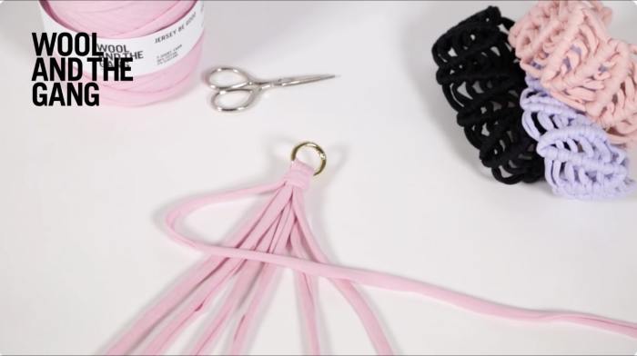 How To Make A Double Half Hitch In Macramé - Step 3