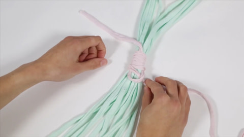 How To Tie A Wrap Knot In Macramé - Step 4