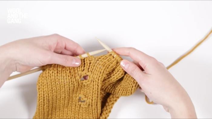 How To Knit Cast Off Button Hole - Step 1
