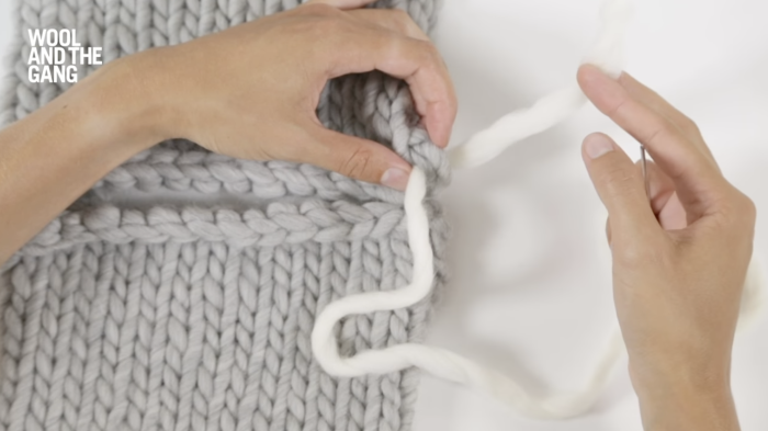How-to-knit-horizontal-invisible-seam-step-2