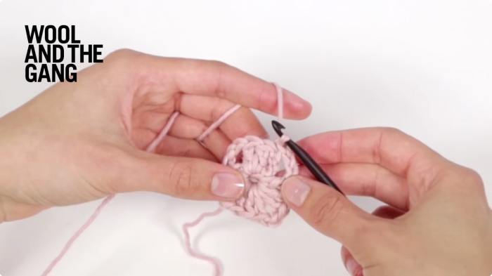How to crochet: A basic Granny Square - Step 8