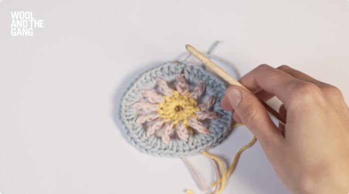How to Crochet A Granny Square - Step 4