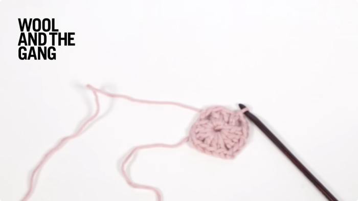 How to crochet: A basic Granny Square - Step 9